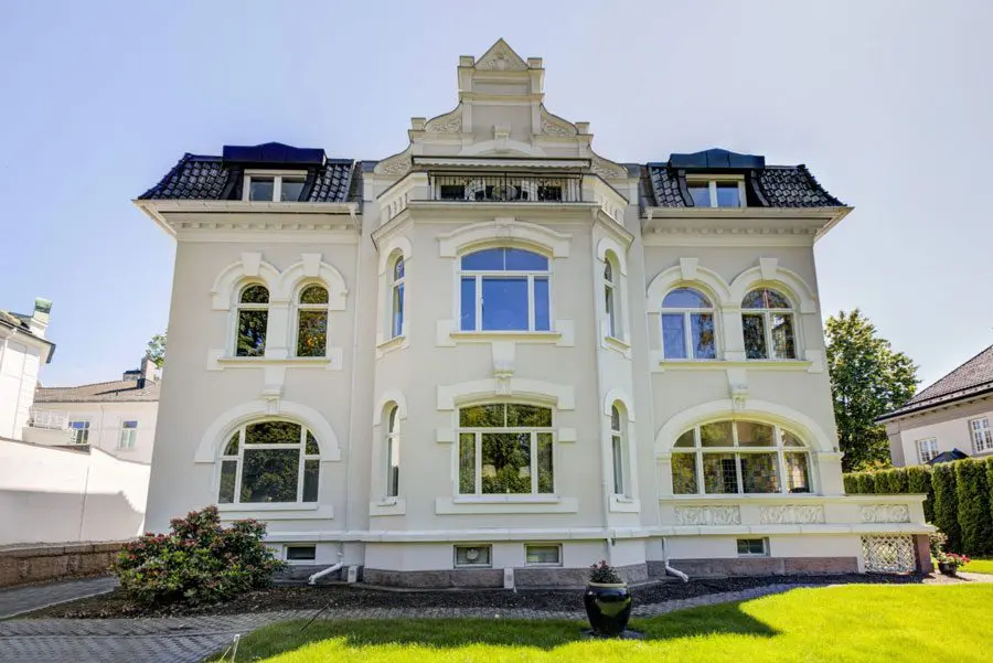 Lokalet til klinikken i Kirkeveien i Oslo. Store vinduer og hvit bygg.