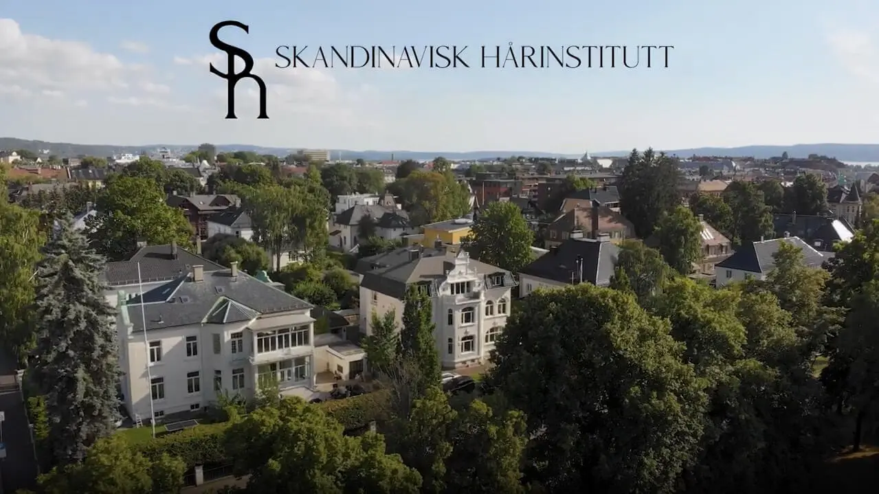 Oversikt over klinikken til skandinavisk Hårinstitutt. 2 store bygninger, med mye trær rundt omkring.