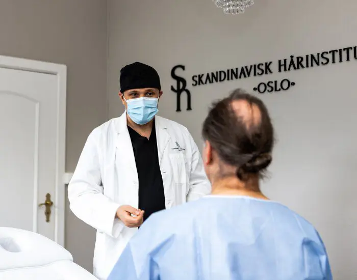 Hva er hårtransplantasjon? 2 Lege og pasient hos Skandinavisk Hårinstitutt.