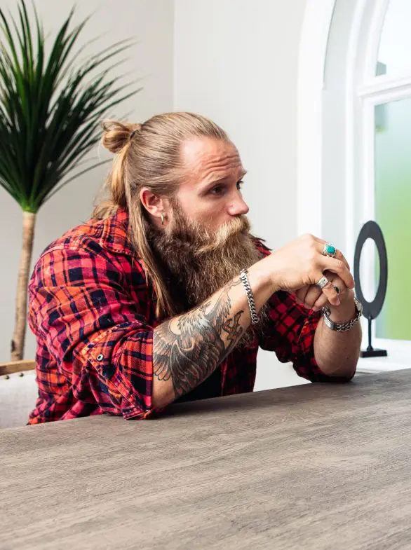 Thor Rosland med langt hår og langt skjegg i rød rutete skjorte.